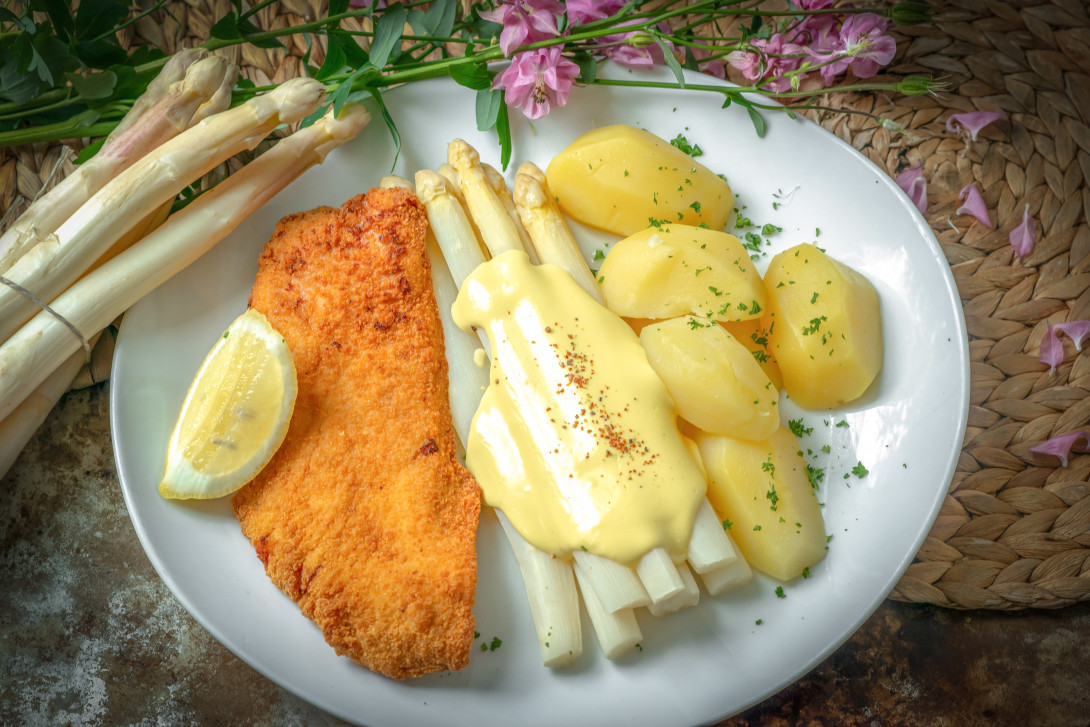 Gönnataler Putenschnitzel mit 250g Spargel, Kartoffeln und Sauce Hollandaise